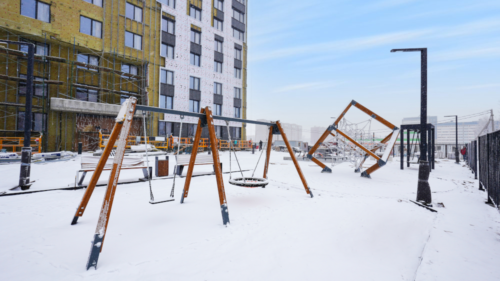Двор строящегося дома Maxi Life в Череповце в 2025 году